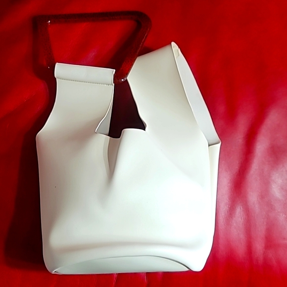 Elegant Cream Handbag with Wooden Handle - Picture 8 of 9